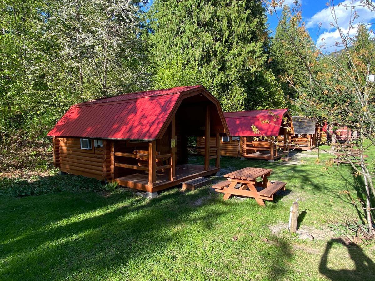 Revelstoke Rv & Cabin Resort Buitenkant foto